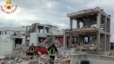 Έκρηξη από διαρροή αερίου στη Ρώμη: Δύο σοβαρά τραυματίες, κατέρρευσε κτίριο