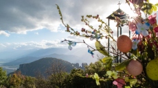 Συννεφιασμένος ο καιρός σήμερα: Πού αναμένονται τοπικές βροχές, βελτιωμένο το σκηνικό την Κυριακή του Πάσχα