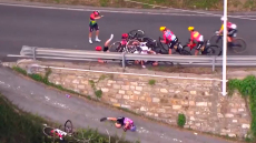 Τρομακτικό ατύχημα σε ποδηλατικό αγώνα γυναικών: Αθλήτρια έπεσε με το κεφάλι από ύψωμα για να αποφύγει καραμπόλα, δείτε βίντεο