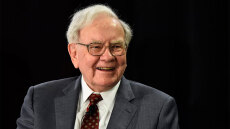 Ιστορική αλλαγή σκυτάλης στη Berkshire Hathaway: Ο Γουόρεν Μπάφετ αποχωρεί από πρόεδρος, αναλαμβάνει ο γιος του Χάουαρντ