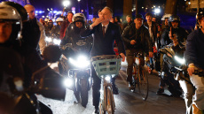 Με το ποδήλατο στο δημαρχείο του Παρισιού μετά τη νίκη του ο Εμανουέλ Γκρεγκουάρ, δείτε βίντεο
