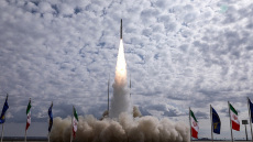 Το μυστικό πρόγραμμα του Ιράν που αύξησε την εμβέλεια των πυραύλων μέχρι την Ευρώπη και πώς οι Ισραηλινοί κατέστρεψαν έναν στο Διάστημα, βίντεο
