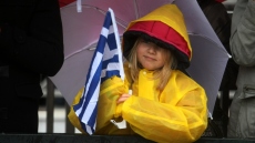 25η Μαρτίου: «Με ομπρέλα και μπουφανάκι οι παρελάσεις», τι λένε οι μετεωρολόγοι για το σκηνικό του καιρού