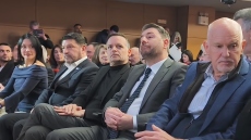 Όλο το ΠΑΣΟΚ στη βραδιά για τον Ανδρέα Παπανδρέου: H χειραψία Ανδρουλάκη-Δούκα και τα μηνύματα, δείτε βίντεο