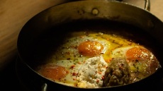 Voukakrato: Για καγιανά με καβουρμά και γαρίδες στον ξυλόφουρνο, στα Λαδάδικα