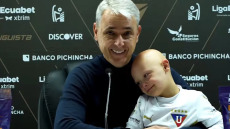 Προπονητής έδωσε συνέντευξη αγκαλιά με τον γιο του που έχει σύνδρομο Down – Συγκλονιστικό βίντεο
