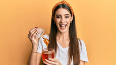 Μέλι, «φάρμακο» για όλα, από τον βήχα μέχρι τον ύπνο – Τι λέει η ειδικός
