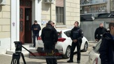 Στον εισαγγελέα οδηγήθηκαν οι δύο νεαροί για τη δολοφονία του τραγουδιστή στην Καρδίτσα