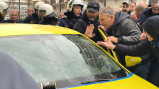 Απεργοί επιτέθηκαν στο Σύνταγμα σε οδηγό ταξί που δούλευε, τον έβρισαν και του πέταξαν καφέδες, δείτε βίντεο
