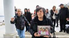 Με τη φωτογραφία των τριών κοριτσιών στα χέρια η μαυροντυμένη γιαγιά της οικογένειας Πλακιά στη δίκη για τα Τέμπη, δείτε φωτογραφίες