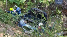 Αυτοκίνητο με δύο επιβαίνοντες έπεσε σε ρέμα στη Ρόδο, επιχείρηση απεγκλωβισμού από την Πυροσβεστική, φωτογραφίες