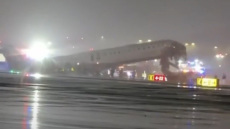 Η τρομακτική στιγμή της σύγκρουσης του αεροσκάφους της Air Canada Express με το πυροσβεστικό όχημα στο αεροδρόμιο LaGuardia, δείτε βίντεο