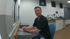 «Με αντιμετωπίζετε σαν εγκληματία»: Ο Τζάστιν Τίμπερλεϊκ με χειροπέδες στο τμήμα μετά τη σύλληψή του, δείτε βίντεο