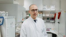 «Θέλουμε να θεραπεύσουμε ασθενείς»: Ο Έλληνας επιστήμονας που δοκιμάζει CAR-T κύτταρα στα αυτοάνοσα
