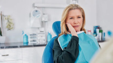 1 στους 5 Έλληνες δεν αναζητά θεραπεία λόγω κόστους – «Πολυτέλεια» η οδοντιατρική φροντίδα
