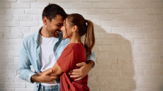 Tο σεξ μετατράπηκε σε πηγή άγχους και σε προϊόν που «πουλάει» – Ο σεξολόγος εξηγεί
