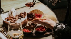 Geco Athens: Εκλεπτυσμένα cocktails και elevated bar food στην μεγαλύτερη μπάρα της Αθήνας