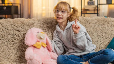 Είναι φυσιολογικό να έχει το παιδί φανταστικούς φίλους; Πότε χρειάζεται προσοχή
