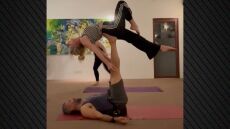 Η Σμαράγδα Καρύδη έκανε acro yoga, δείτε βίντεο με τα ακροβατικά της