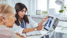 Καρκίνος πνεύμονα: Γιατί δεν αφορά μόνο καπνιστές – Όλοι οι παράγοντες κινδύνου
