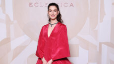 Με επιβλητική κόκκινη τουαλέτα που θύμιζε άλλη εποχή η Αν Χάθαγουεϊ στο Μιλάνο