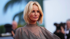 Η Αντριάνα Σκλεναρίκοβα κατηγορεί τον εν διαστάσει σύζυγό της και πατέρα της κόρης της για κακοποίηση και εκβιασμό