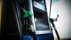 Fuel Pass και επιδοτήσεις: Πώς μοιράζονται σε οικογένειες με 2 αυτοκίνητα, ποιοι κερδίζουν από το νέο πακέτο