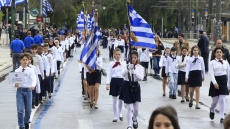 25 Μαρτίου 2026: Μαθητική παρέλαση με τσολιάδες, παραδοσιακές φορεσιές και σκύλους στο βροχερό κέντρο της Αθήνας, δείτε βίντεο και εικόνες