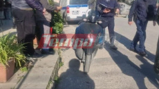 Απίστευτο τροχαίο στην Πάτρα, αυτοκίνητο παρέσυρε 50χρονη πεζή που εκσφενδονίστηκε σε μηχανάκι και κατέληξε σε γλάστρες 