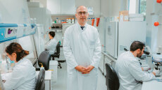 Τα θαυματουργά CAR-T κύτταρα: Ο Έλληνας επιστήμονας και η νέα θεραπεία για τα αυτοάνοσα νοσήματα
