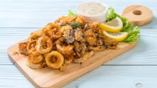 Τα καλαμαράκια της νηστείας: Όλα τα μυστικά που τα κάνουν πεντανόστιμα (+ συνταγές)