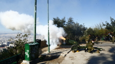 Με 21 κανονιοβολισμούς από τον Λυκαβηττό ξεκίνησαν οι εκδηλώσεις για τoν εορτασμό της 25ης Μαρτίου, δείτε βίντεο
