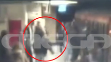 Βίντεο: Άγριος ξυλοδαρμός 20χρονου στο Μετρό από τέσσερα άτομα για να του κλέψουν αλυσίδα