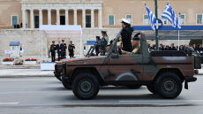 Live η μεγάλη στρατιωτική παρέλαση στην Αθήνα για την 25η Μαρτίου, πλήθος κόσμου στο Σύνταγμα