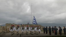 Η έπαρση της ελληνικής σημαίας στην Ακρόπολη για την 25η Μαρτίου, δείτε βίντεο