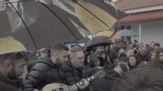 Με το «βρέχει φωτιά στην στράτα μου» αποχαιρέτησαν τον 51χρονο τραγουδιστή στην Καρδίτσα, δείτε βίντεο
