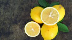 Το λεμόνι δεν είναι απλώς για οξύτητα: Τι κάνει πραγματικά στο φαγητό μας