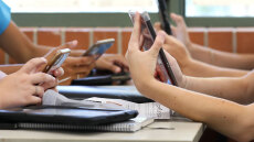 Γιατί αποτελεί απόφαση ορόσημο η καταδίκη των Meta και Google για εθισμό ανήλικης στα social media, τα επόμενα βήματα των εταιρειών κολοσσών