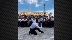 Το ζεϊμπέκικο στην πλατεία Συντάγματος μετά την παρέλαση που έκανε 1 εκατ. προβολές, δείτε βίντεο