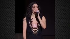 Η Ροσαλία διέκοψε τη συναυλία της στο Μιλάνο λόγω σοβαρής τροφικής δηλητηρίασης: «Δεν μπορώ να το κάνω»