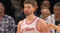 NBA: Ο ματωμένος Σενγκούν έσωσε τους Ρόκετς με εντυπωσιακό μπλοκ, αλλά η ήττα από τους Τίμπεργουλβς ήρθε στην παράταση