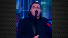 Παίκτης από το Your Face Sounds Familiar της Βουλγαρίας ενσάρκωσε τον Βασίλη Καρρά και έγινε χαμός από... γαρύφαλλα, δείτε το βίντεο