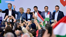 Eυρωπαίοι ακροδεξιοί στο πλευρό του Όρμπαν ενόψει των εκλογών, ενισχύεται η συνεργασία του και με τη Μόσχα