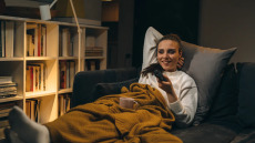 Τα Σαββατοκύριακα γίνεστε σπιτόγατοι; Τότε έχετε αυτά τα 7 μοναδικά χαρακτηριστικά
