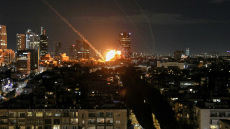 «Οι ΗΠΑ θα μπορούσαν να πάρουν το πετρέλαιο του Ιράν», λέει ο Τραμπ - Νεκρός κυανόκρανος στον Λίβανο, ιρανικό πλήγμα σε μονάδα αφαλάτωσης στο Κουβέιτ