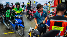 Πανικός στην Ταϊλάνδη: Τρέχουν με μπιτόνια να βάλουν βενζίνη μετά την αύξηση στις τιμές των καυσίμων, δείτε βίντεο