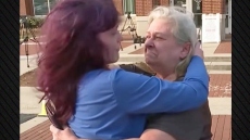 Η συγκινητική στιγμή που μητέρα συναντά την κόρη της μετά από 25 χρόνια: Η μυστηριώδης εξαφάνιση και η σφιχτή αγκαλιά