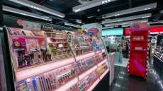 Η Ιταλία ρίχνει φως στο φαινόμενο «cosmeticorexia»: Υπό έρευνα Sephora και Benefit Cosmetics