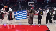 Ελληνικό γλέντι στο NBA: Παραδοσιακοί χοροί στο ημίχρονο του Μπλέιζερς-Μπακς και τραγούδι της Αναστασίας στα ηχεία, δείτε βίντεο