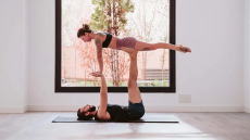 Τι είναι η Acro Yoga που κάνει η Σμαράγδα Καρύδη με τον Γιώργο Καπουτζίδη
